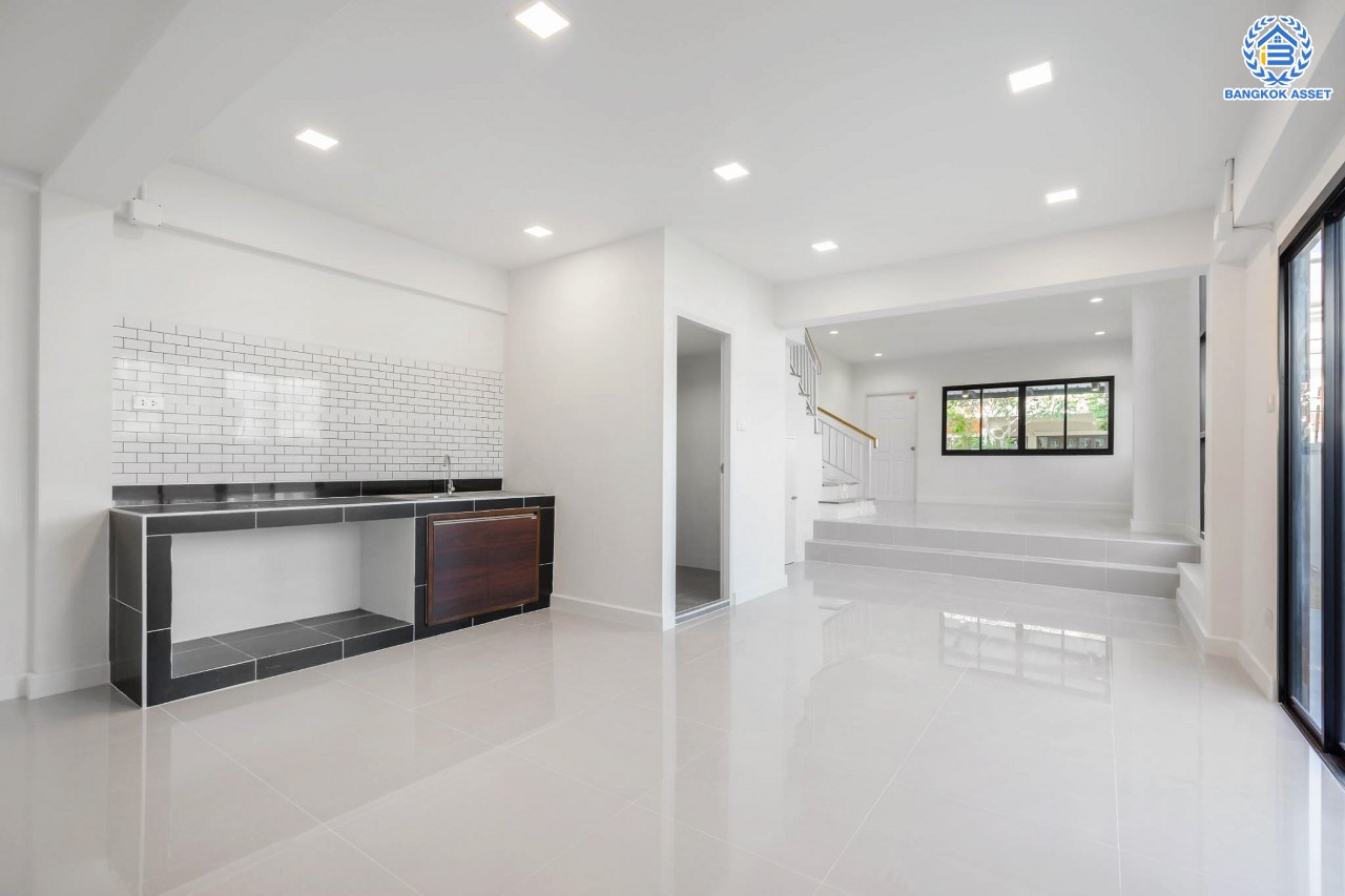 บ้านมือสองตกแต่งใหม่ ม.นันทนาการ์เด้นท์1 ราชพฤกษ์-ท่าอิฐ หลังมุม แบรนด์ Property Perfect หลังใหญ่พร้อมอยู่ เนื้อที่ 19.5 ตร.ว. ฟังก์ชัน 2 ห้องนอน 2 ห้องน้ำ บนทำเลเดินทางสะดวก เข้า-ออกได้ ทั้งถ.ราชพฤกษ์ และถ.รัตนาธิเบศร์ ใจกลาง 2 เซ็นทรัล และใกล้รถไฟฟ้าสถานี "บางรักน้อยท่าอิฐ" เพียง 5 นาที